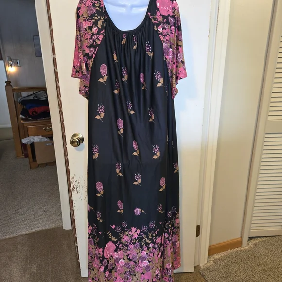 Easy Essentials- Black and Pink- Floral- Maxi- 3/4 Zip- Lounge Dress- 3X - Picture 6 of 9